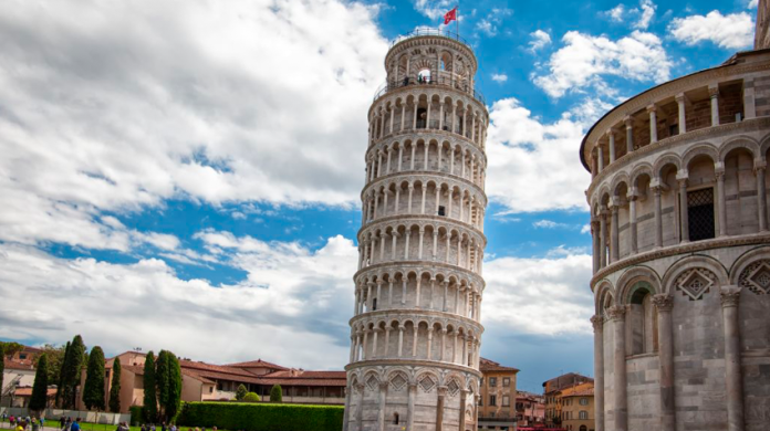 Dos turistas detenidos por pintar sus nombres en la Torre de Pisa