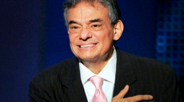 Fans despiden a José José en velorio abierto al público