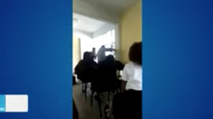 VIDEO: Maestro moja a alumno por quedarse dormido