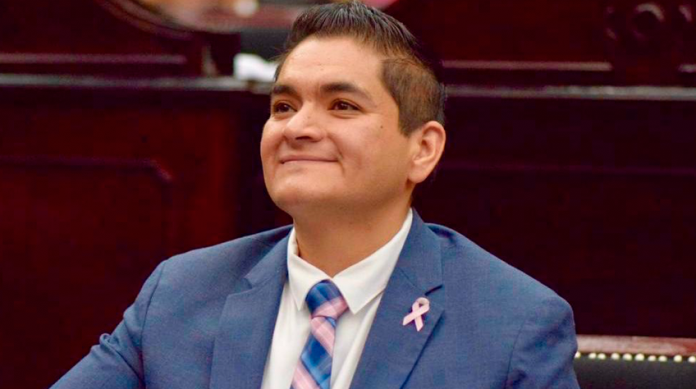 Arturo Hernández se suma a la lucha contra el cáncer de mama