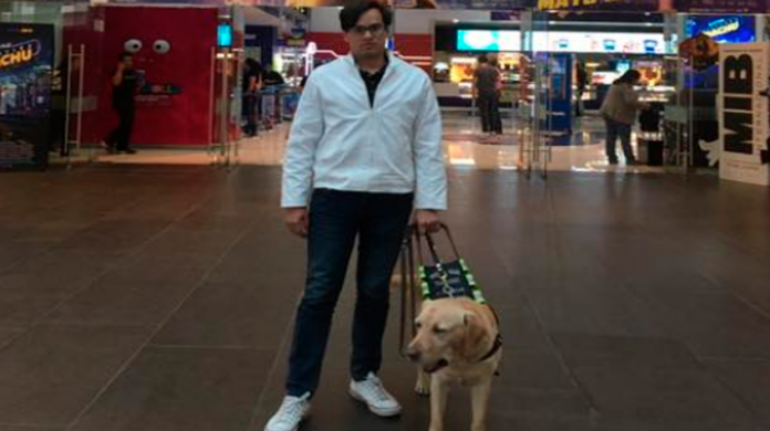 VIDEO: Denuncia discriminación en Cinépolis; le impidieron entrar con su perro guía