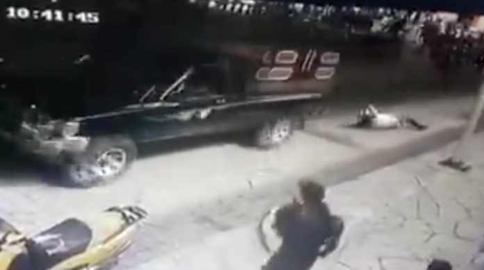 VIDEO: Amarran a alcalde en Chiapas y lo arrastran por las calles, por no cumplir con obras