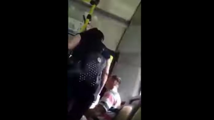 VIDEO: En escena de celos, mujer golpea y agrede a su novio a bordo de transporte público