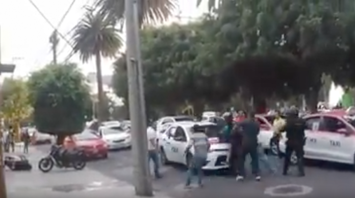 VIDEO: Taxistas golpean a repartidores de comida, de plataformas digitales, en la CDMX