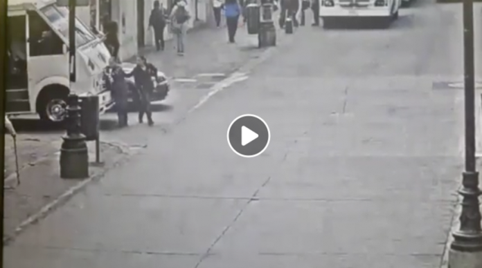 Fuertes imágenes: Autobús atropella y mata a madre e hija en Puebla