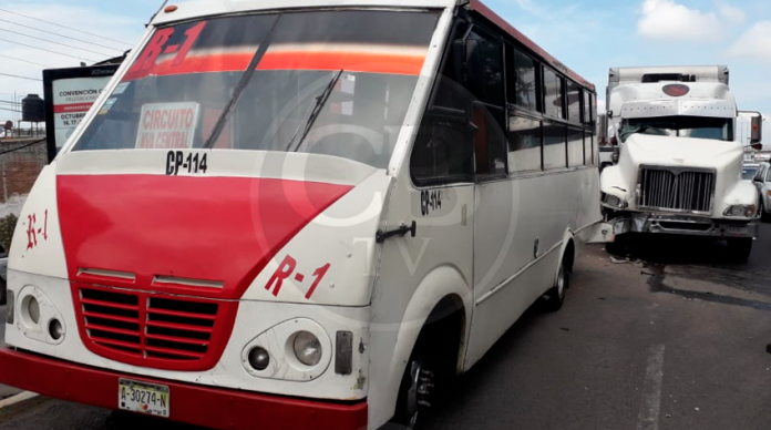 Choca torton y microbús en el periférico de Morelia; no hay lesionados
