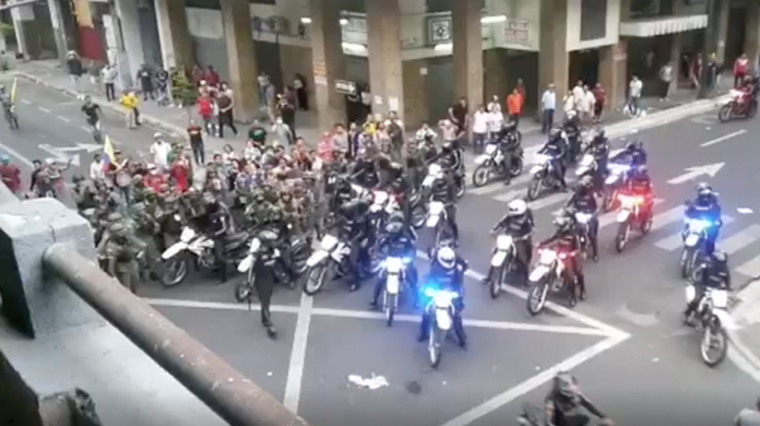 VIDEO: Ejército en Ecuador defiende a manifestantes ante represión de la policía