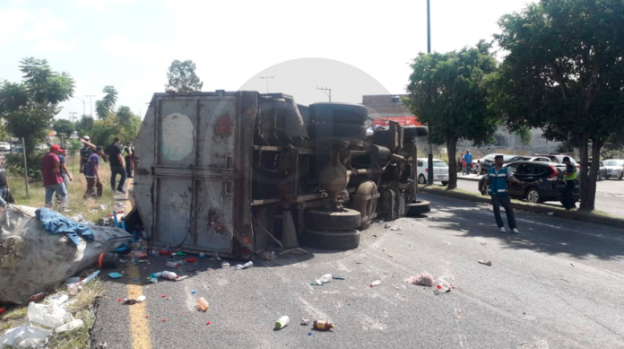 Vuelca camión recolector de basura del Ayuntamiento en el periférico norte