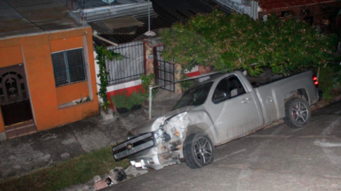 Ebrio vuelca su camioneta y queda a metros de dañar vivienda