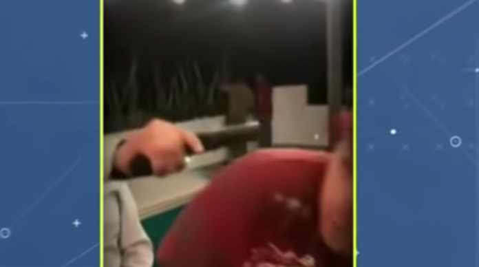 VIDEO: Exhiben a regidor de Teziutlán, encañonando a un hombre 