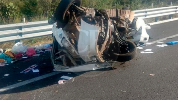 Vuelca taxi y cuatro personas sobreviven de milagro