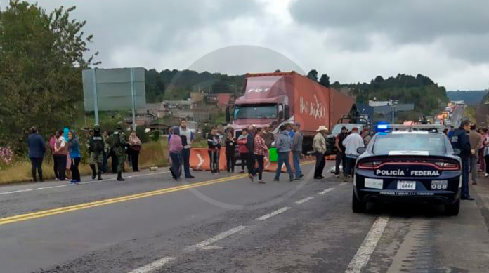 Comuneros bloquean la siglo XXI a la altura de Pátzcuaro