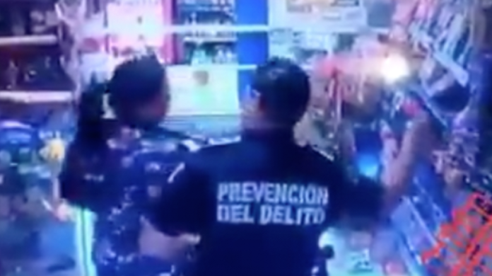 VIDEO: En México, Policía compra en una tiendita y aprovecha para robar