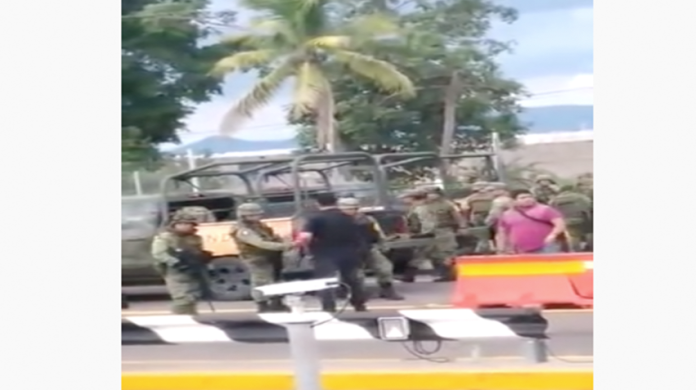 VIDEO: Militares y sicarios son captados saludándose y chocando sus puños