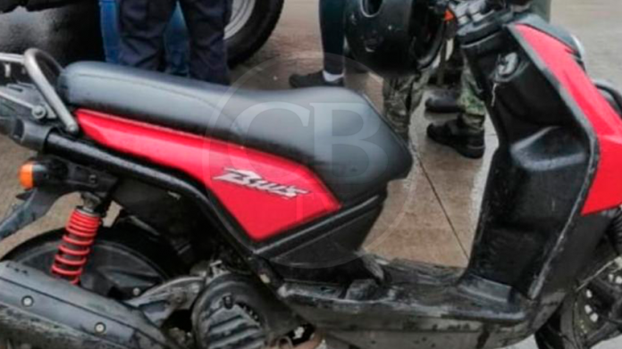 Arrestan a dos con droga y motocicleta con reporte de robo, en Uruapan