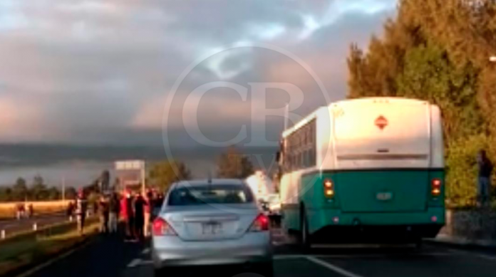 Normalistas de 'Tiri' salen a botear a la carretera Morelia-Pátzcuaro