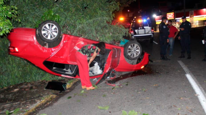Primero vuelca un auto; después, a patrulla que lo auxiliaba la impacta un ebrio