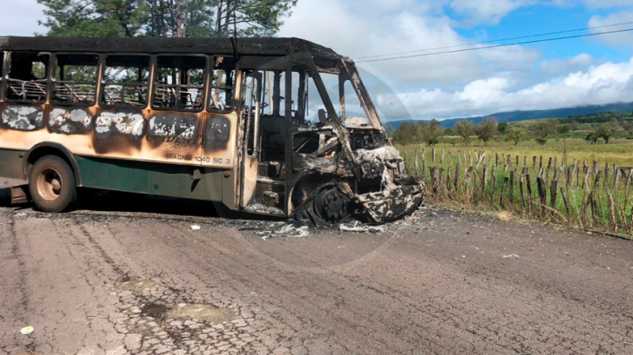 VIDEO: Incendian autobús en Santa Inés
