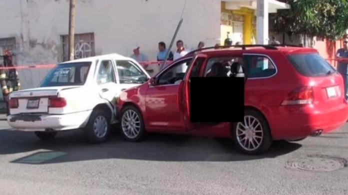 Tras chocar, sujetos se dan a la fuga; traían el cadáver semidesnudo de una mujer en el auto