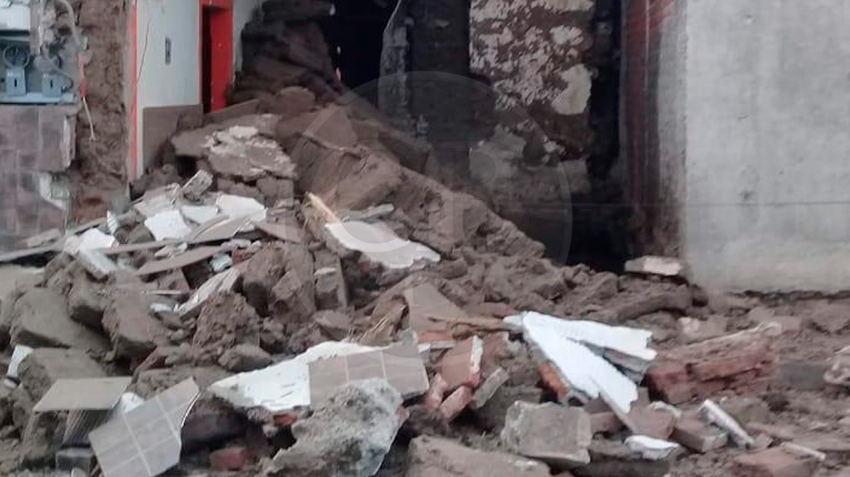 Colapsa barda y cubre la entrada de una vivienda