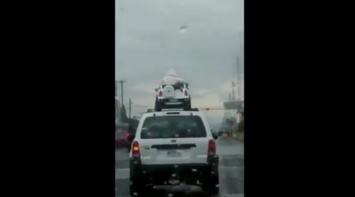 VIDEO: Conductor lleva dos niños en el toldo de camioneta mientras llueve