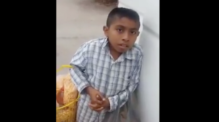 Carlos, es un niño que al quedarse huérfano, tuvo que iniciar a trabajar