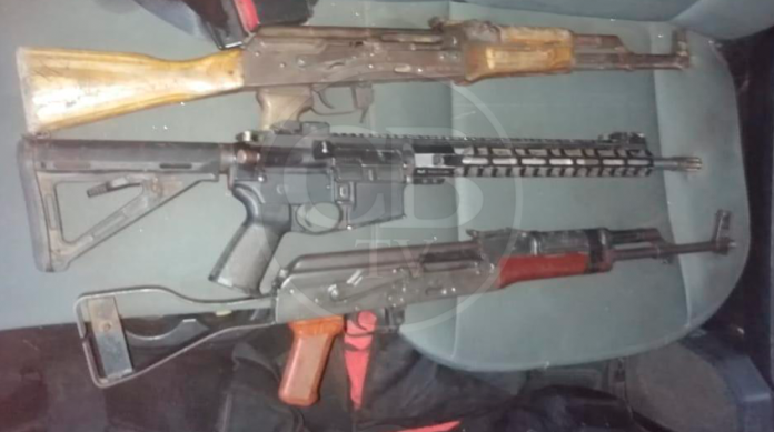 Aseguran vehículo blindado y tres rifles en Aguililla