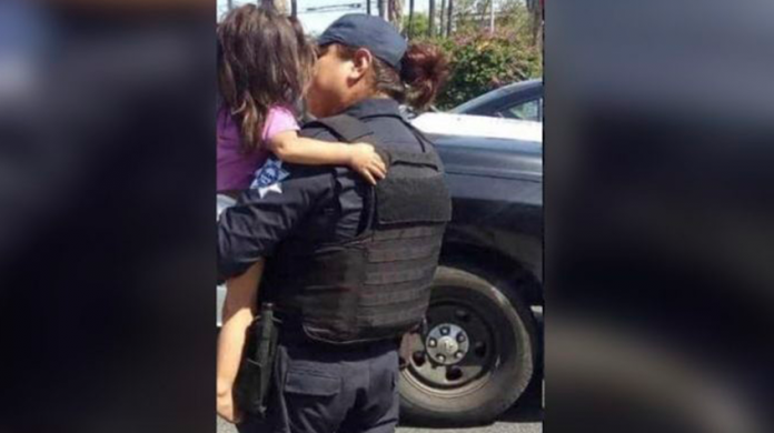 En México: Detienen a mujer por intentar lanzar a su hija desde un puente peatonal