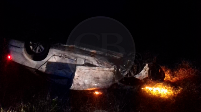 Tras volcadura chofer abandona su vehículo y huye
