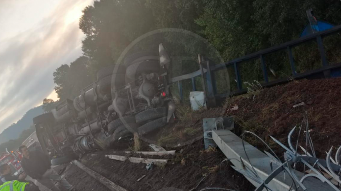 Volcadura de tráiler ocasiona cierre total en la siglo XXI