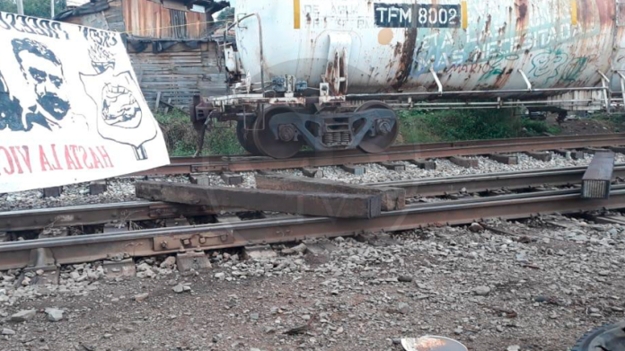 Normalistas bloquean vías férreas en Caltzontzin