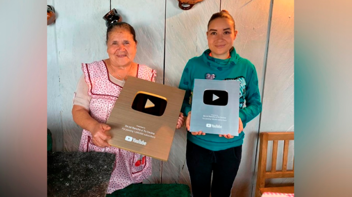 Doña Ángela, youtuber michoacana, recibe reconocimiento por superar el millón de seguidores 