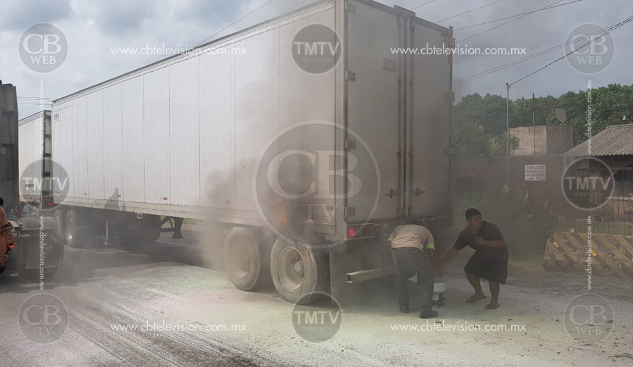 Ciudadanos evitaron que se incendiara un tráiler en Lázaro Cárdenas Ciudadanos evitaron que se incendiara un tráiler en Lázaro Cárdenas