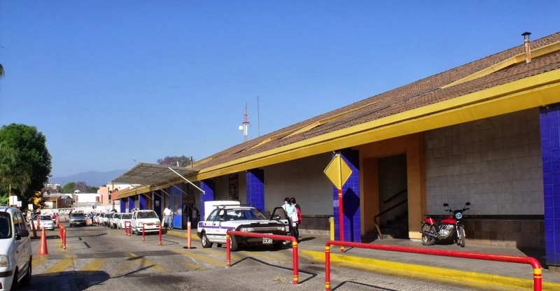 Representantes del transporte público se manifestaron afuera de la central camionera Representantes del transporte público se manifestaron afuera de la central camionera