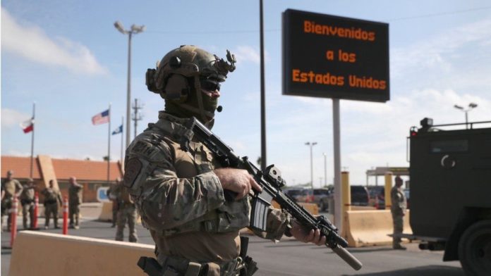 Soldados de EU en frontera con México pueden disparar contra autos