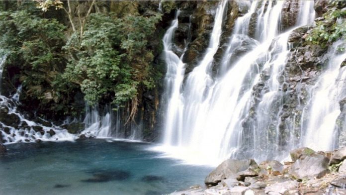 a Tzararacuita, cascada desconocida por los uruapenses