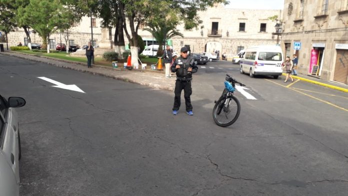 Ciudadanos confundidos y molestos por la ruta alterna abierta en calle del Trabajo