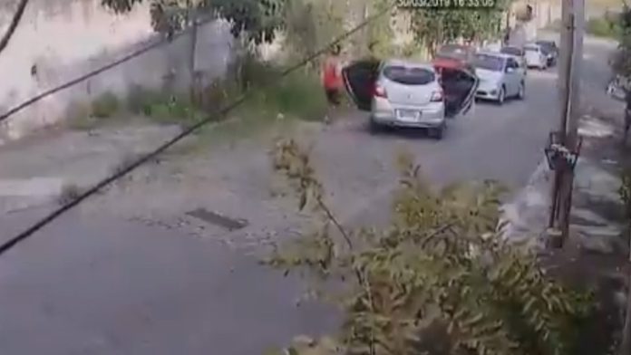La manera en que un hombre evitó ser asaltado ha dado la vuelta en las redes sociales. Lo que parecía un día normal, un conductor fue interceptado por otro auto lleno de ladrones.