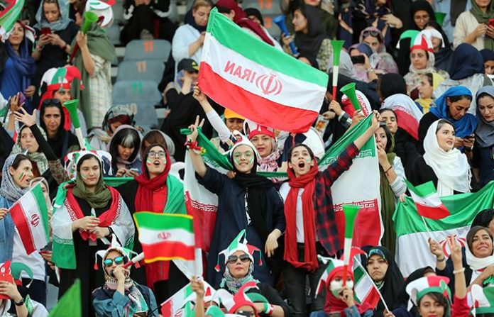 Mujeres hacen historia en el futbol iraní