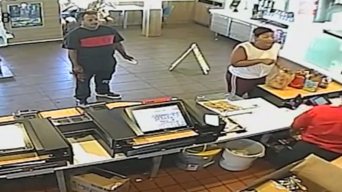 Video: Gerente de McDonald´s le arroja licuadora a clienta; solo respondía a las agresiones de ella