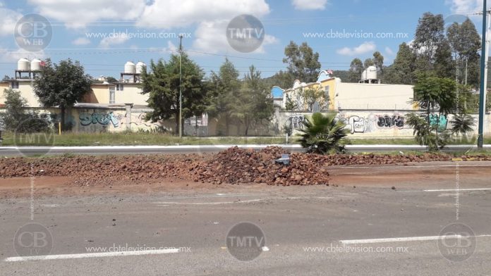 Camión vuelca en la salida a Quiroga