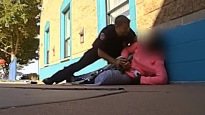 Video: Policía somete con violencia a niña por “tomar más leche de la que debía”