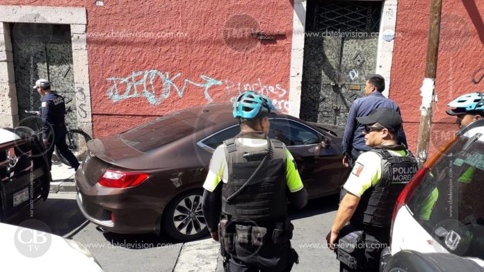 Video: Joven atropella a dos policías en el centro de Morelia