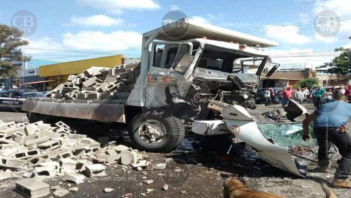 Camión se queda sin frenos y se lleva varios vehículos