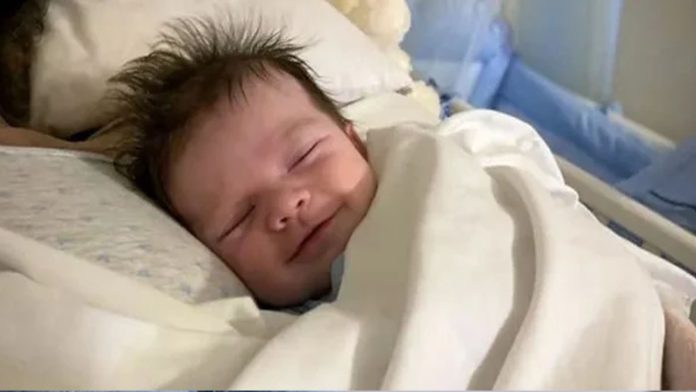 Viral: Bebé sonríe al estar en los brazos de su madre que falleció