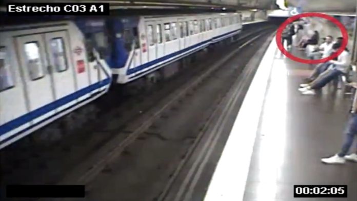 Video: mujer cae a las vías del metro por ir viendo su celular