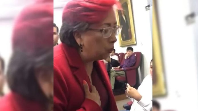 Video: Diputada de Morena exige que desocupen lugares para sus invitados, la apodan #LadyButacas