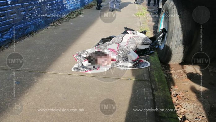 Hallan una mujer encobijada en calles de Uruapan