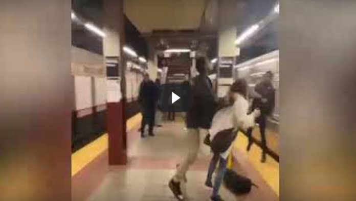 Video: Hombre empuja a mujer contra el Metro