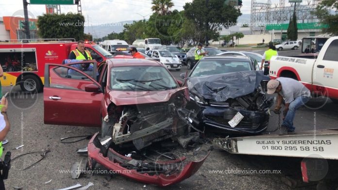 Dos lesionados deja fuerte choque en periférico de Morelia